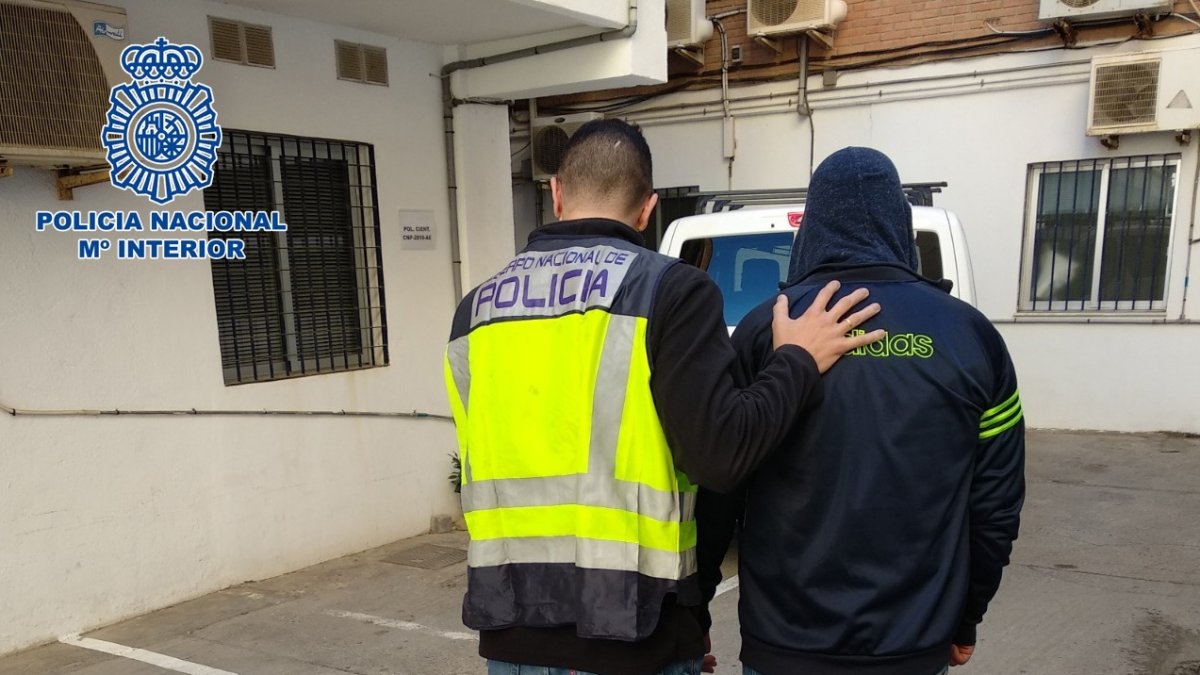 Imagen de la Policía Nacional deteniendo al fugitivo.