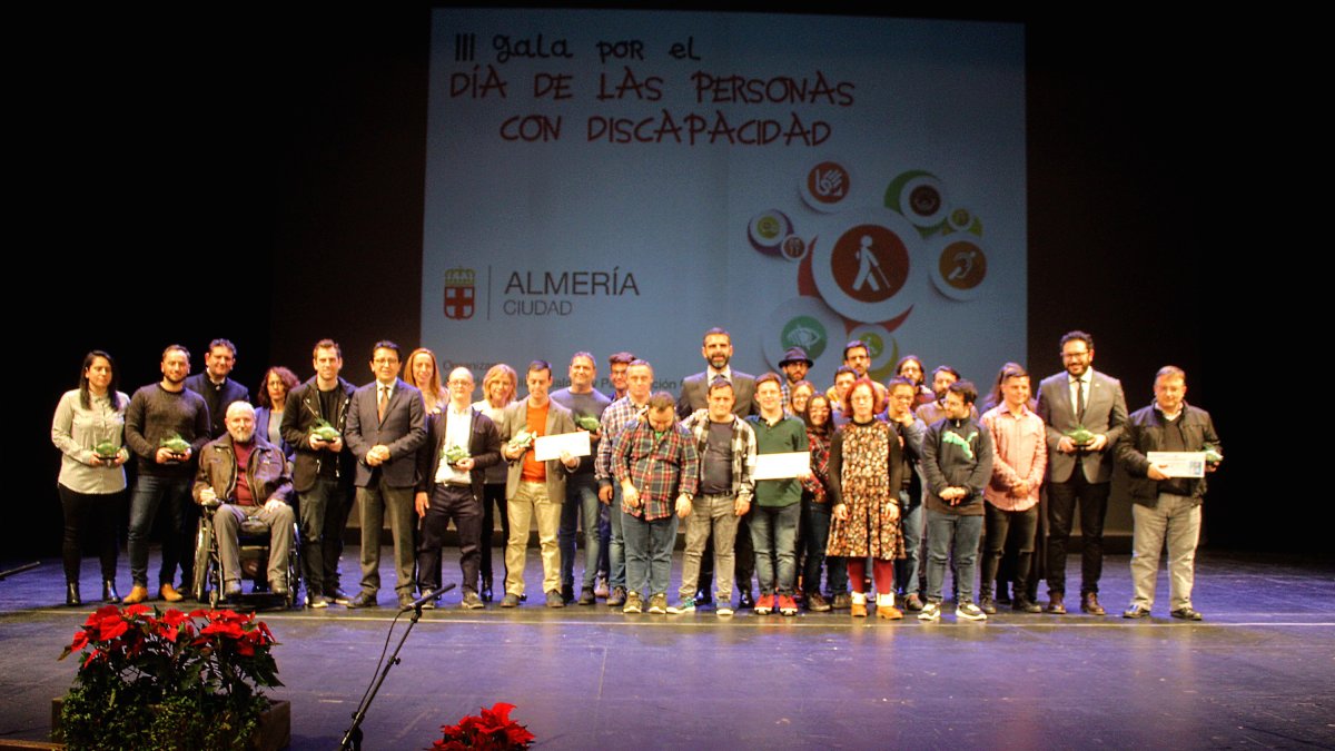Premiados en la gala del Día de Personas con Discapacidad y representantes institucionales.