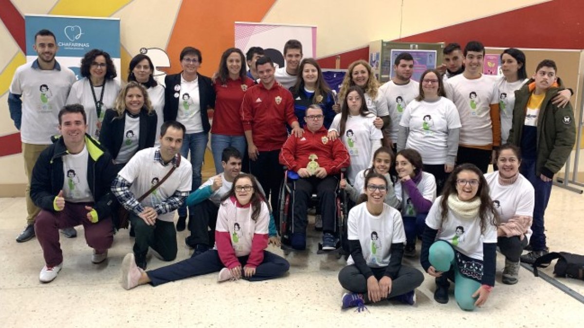 La foto de familia con los jugadores de Liga Genuine.