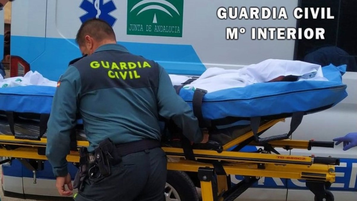 La Guardia Civil acompaña al herido en su traslado al Hospital de Torrecárdenas.