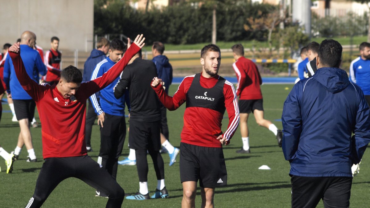 Valentín Vada bromea con Darwin Núñez en el entrenamiento.