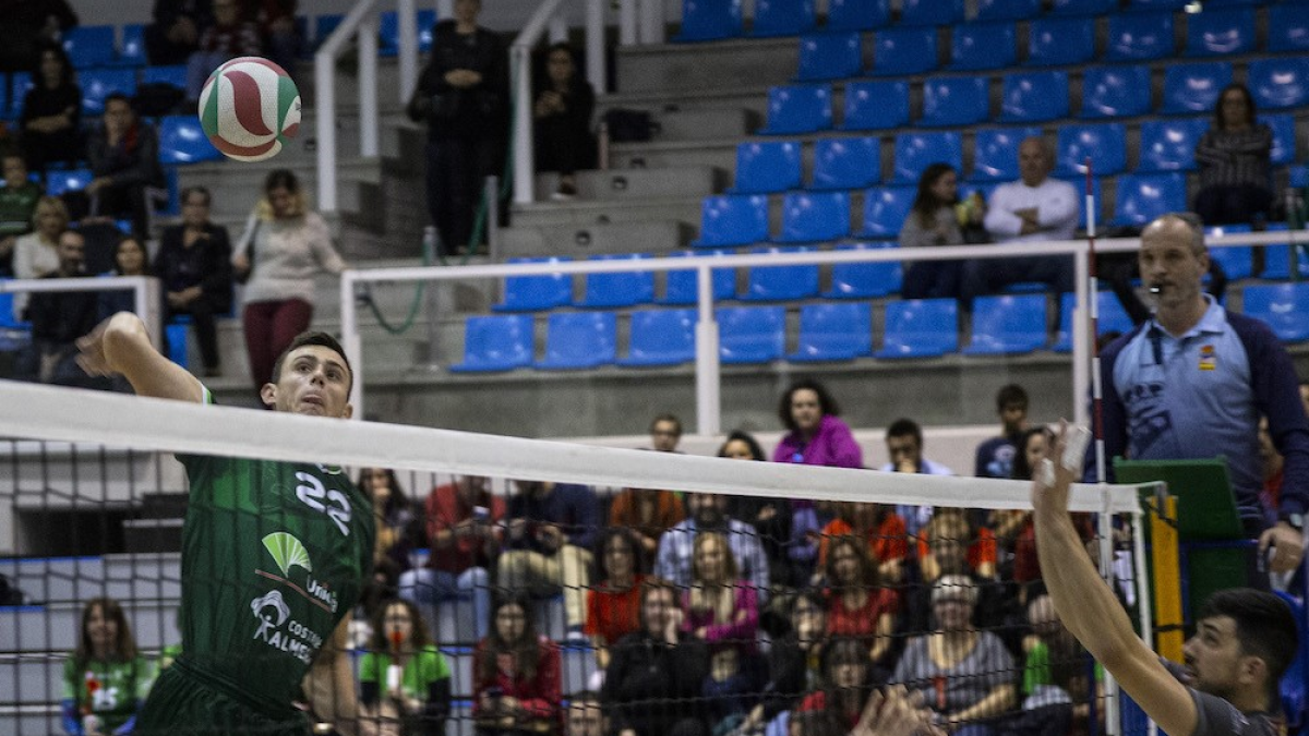 El americano siempre mira al frente.