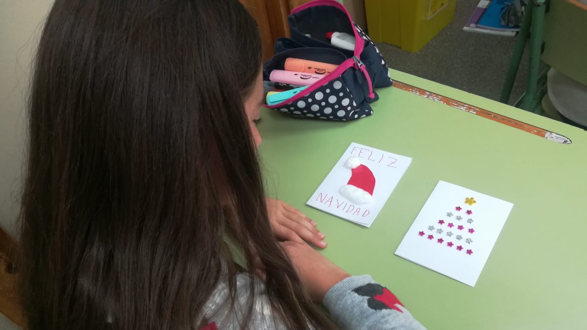 Una alumna del CEIP Joaquín Visiedo realizando una postal.