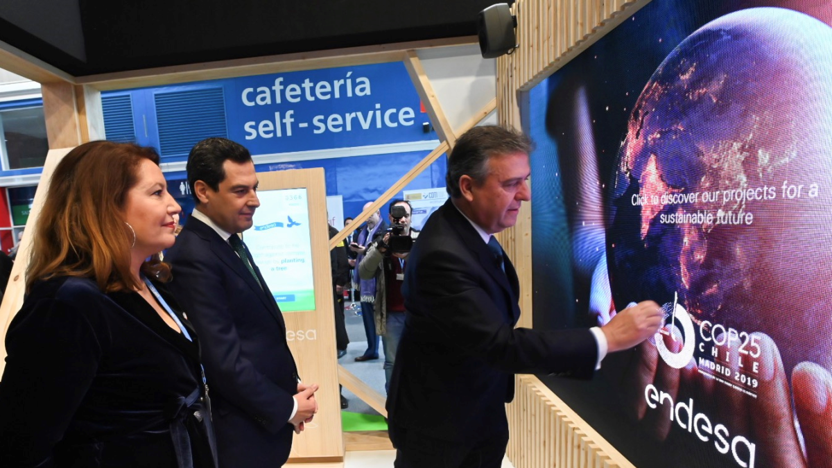 El presidente de la Junta, Juanma Moreno, junto a la consejera de Agricultura, Ganadería, Pesca y Desarrollo Sostenible, Carmen Crespo, en el stand.