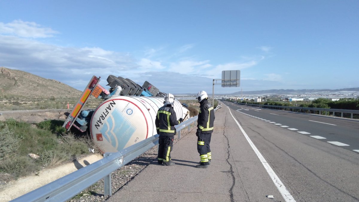 Trabajos para la retirada del camión accidentado.