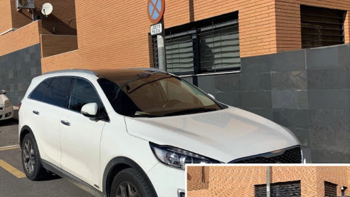 El coche del alcalde, aparcado en zona prohibida.
