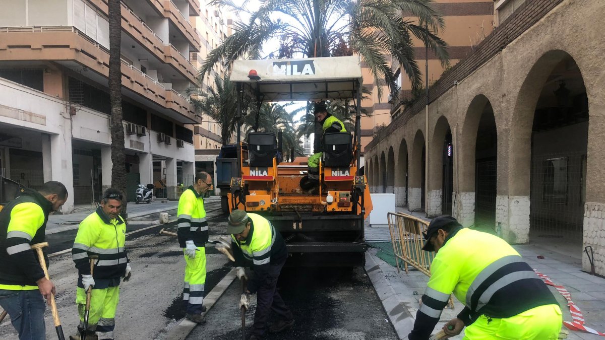 Asfaltado de la calle Artés de Arcos en el día de ayer