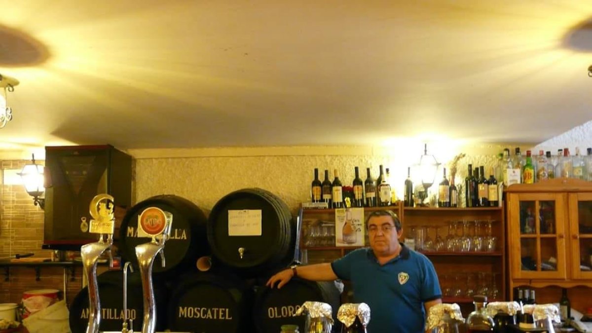 Pepe tras la barra de El Ajolí.