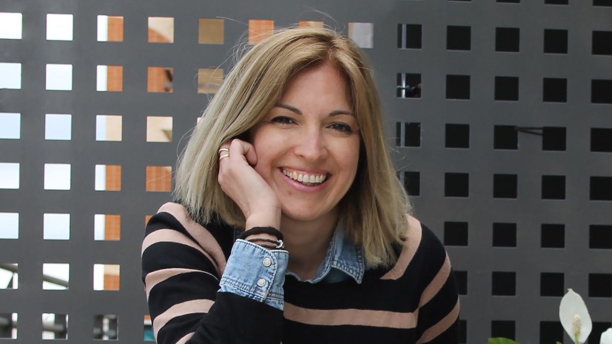 Gema Sirvent firma su octavo libro como escritora, el tercero de los publicados con su editorial.