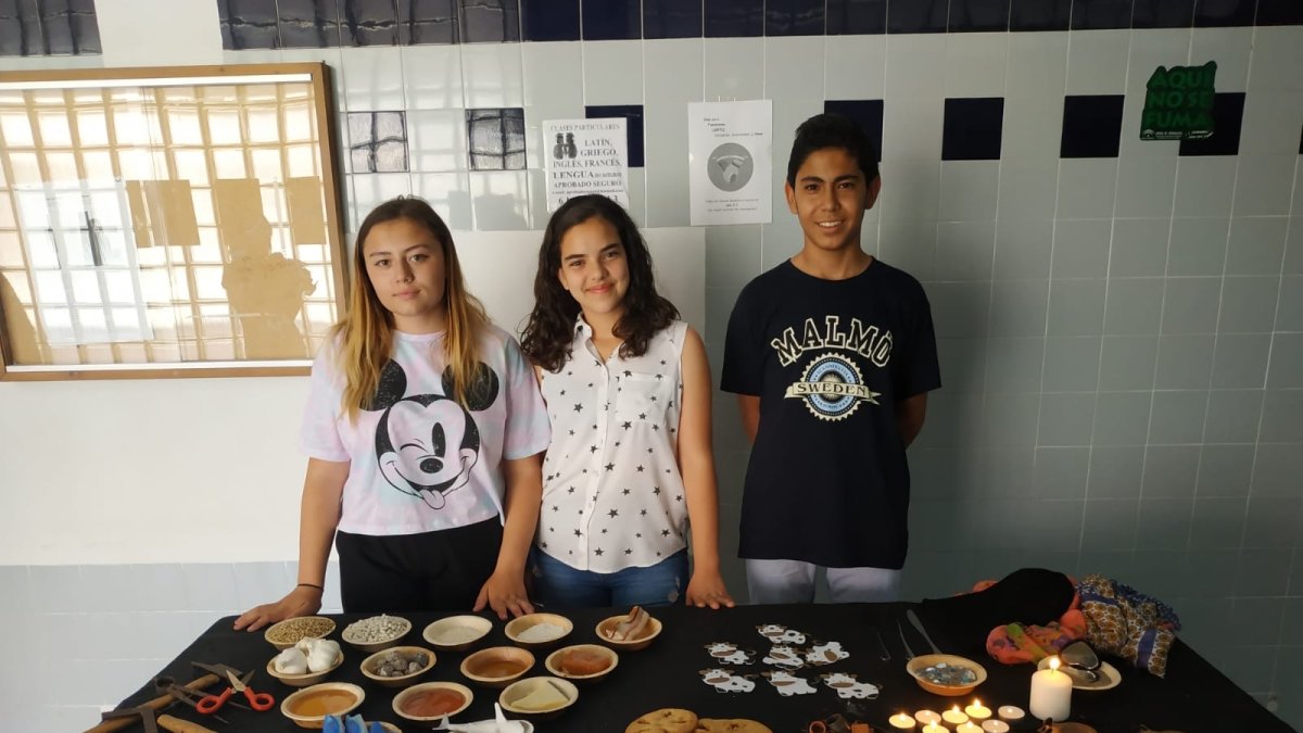 Mesa de provisiones expuesta en el IES Bahía de Almería.
