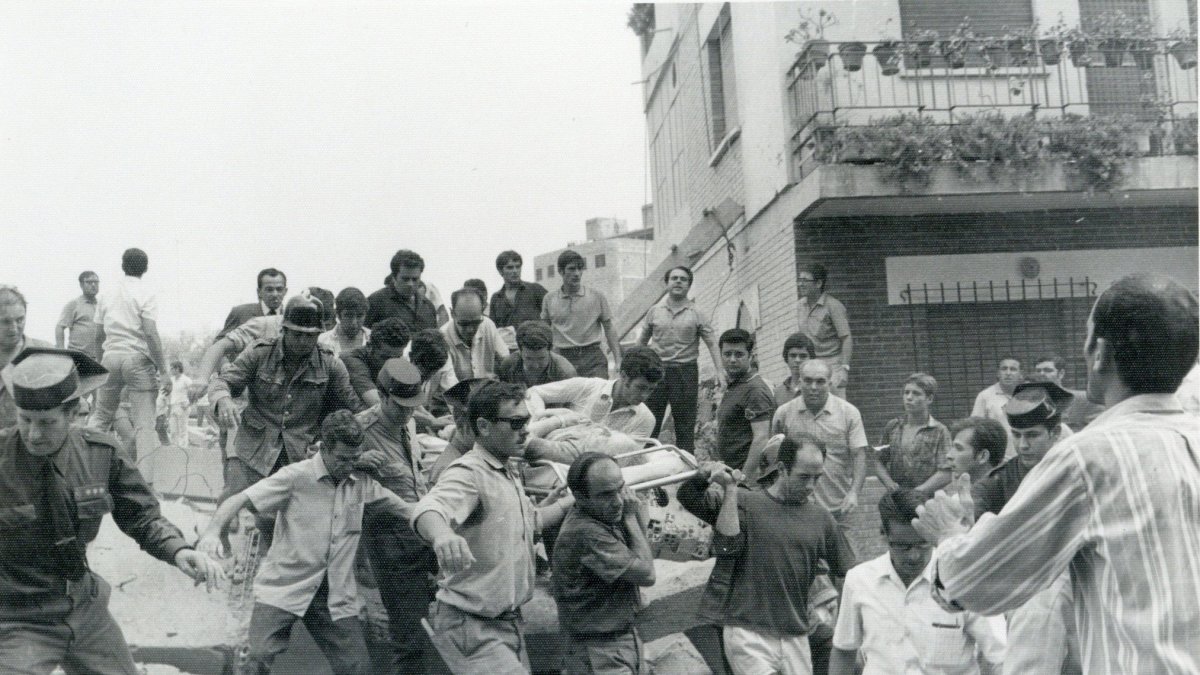 Los almerienses se volcaron en la labor de rescate de los muertos y heridos.