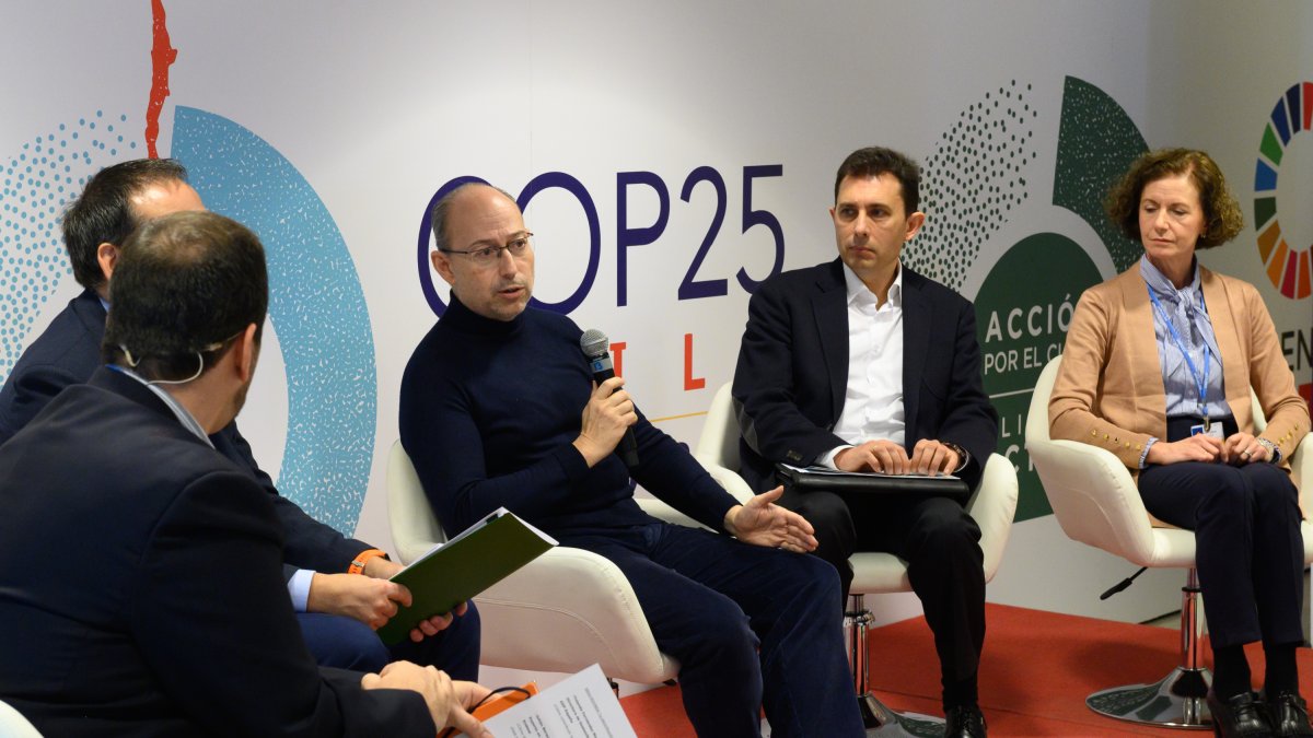 Julián Barquín, experto en Regulación de Endesa (en el centro de la imagen), en la mesa redonda.