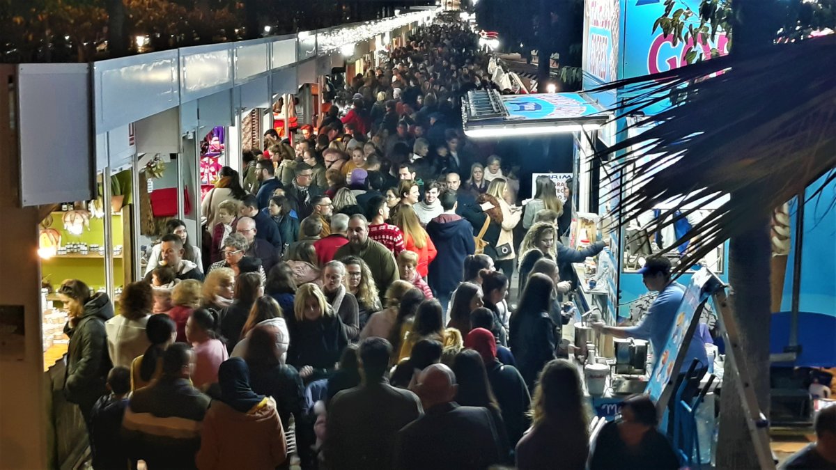 La rambla, con un aspecto abarrotado en la navideña tarde de ayer.