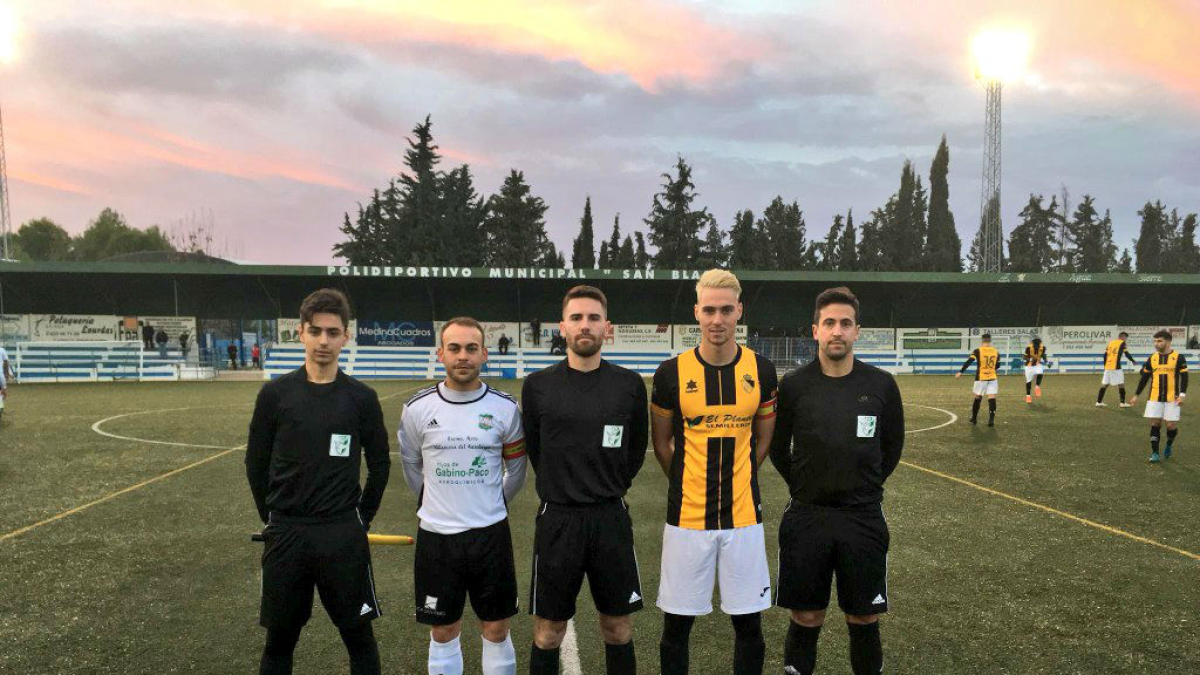 Los capitanes con el trío arbitral.