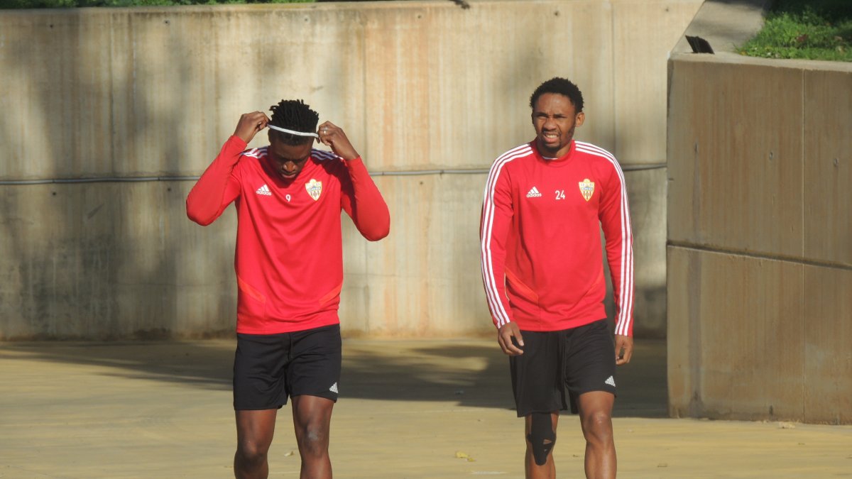 Owona entrenó ayer con una protección en la rodilla derecha.