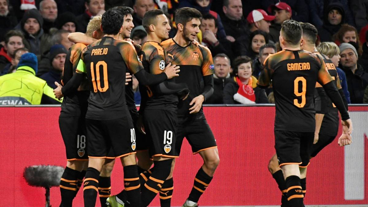 Los jugadores celebran el gol valencianista.