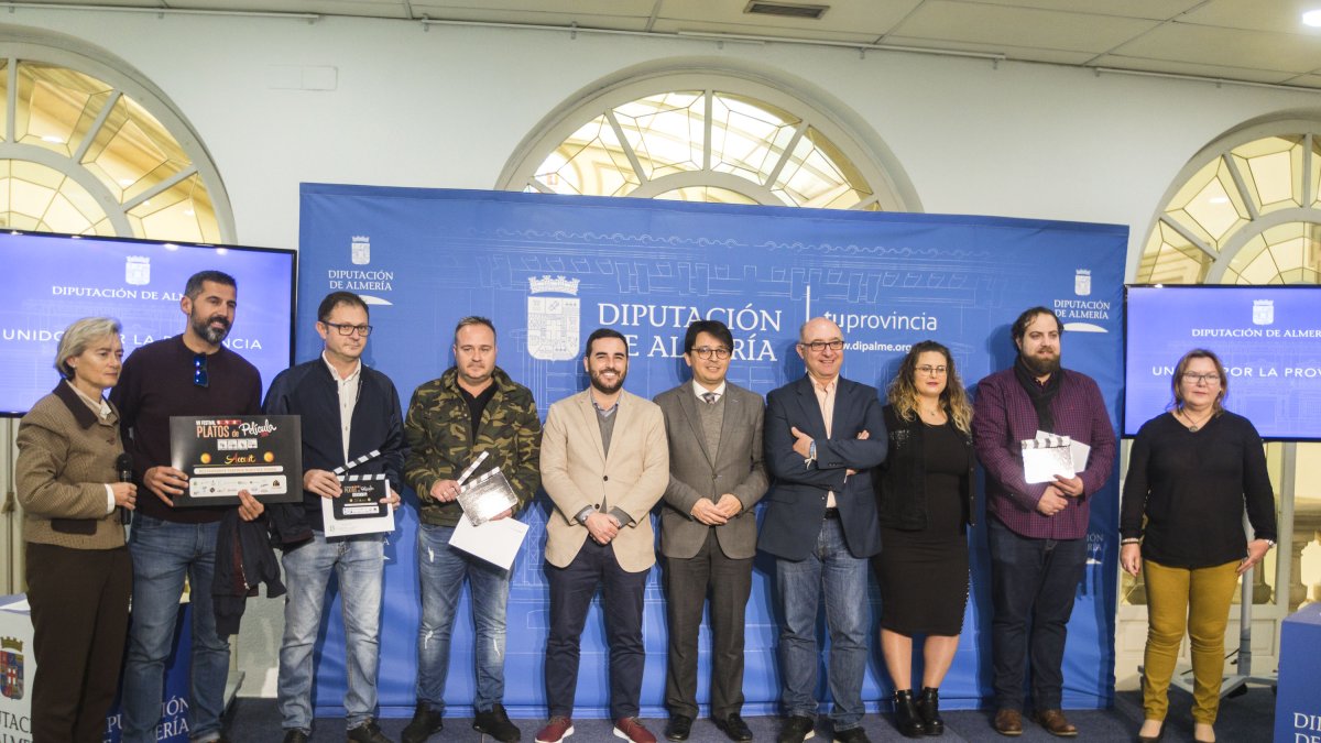 El concejal Carlos Sánchez, el diputado Manuel Guzmán, Diego Darcía de ASHAL y premiados.