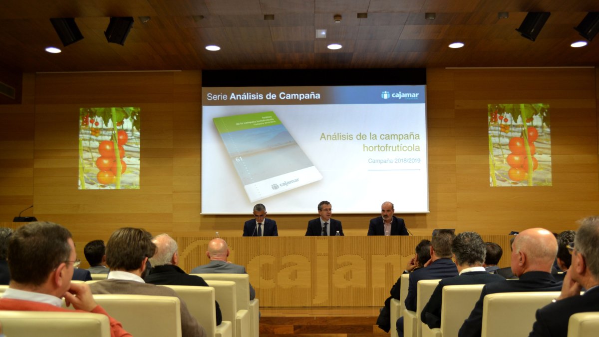 Eduardo baamonde, junto a Roberto García Torrente y David Uclés, ayer, en la presentación del Informe de Campaña.