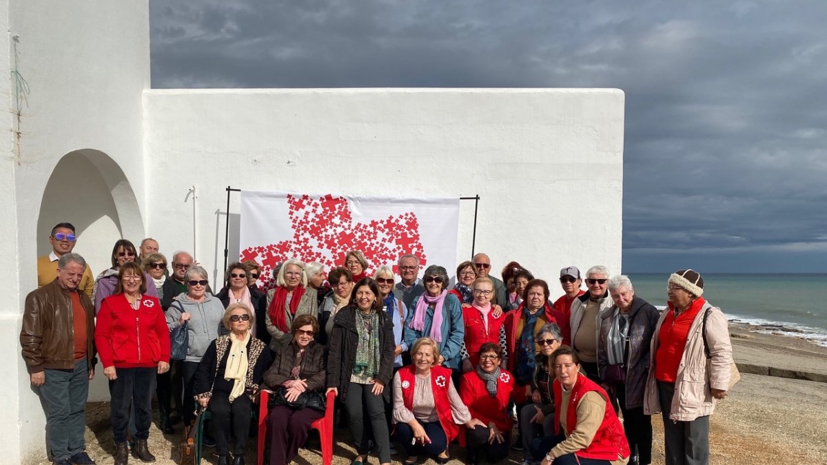 La alcaldesa de Mojácar Rosa María Cano, junto a miembros de Cruz Roja Mojácar el día de la inauguración