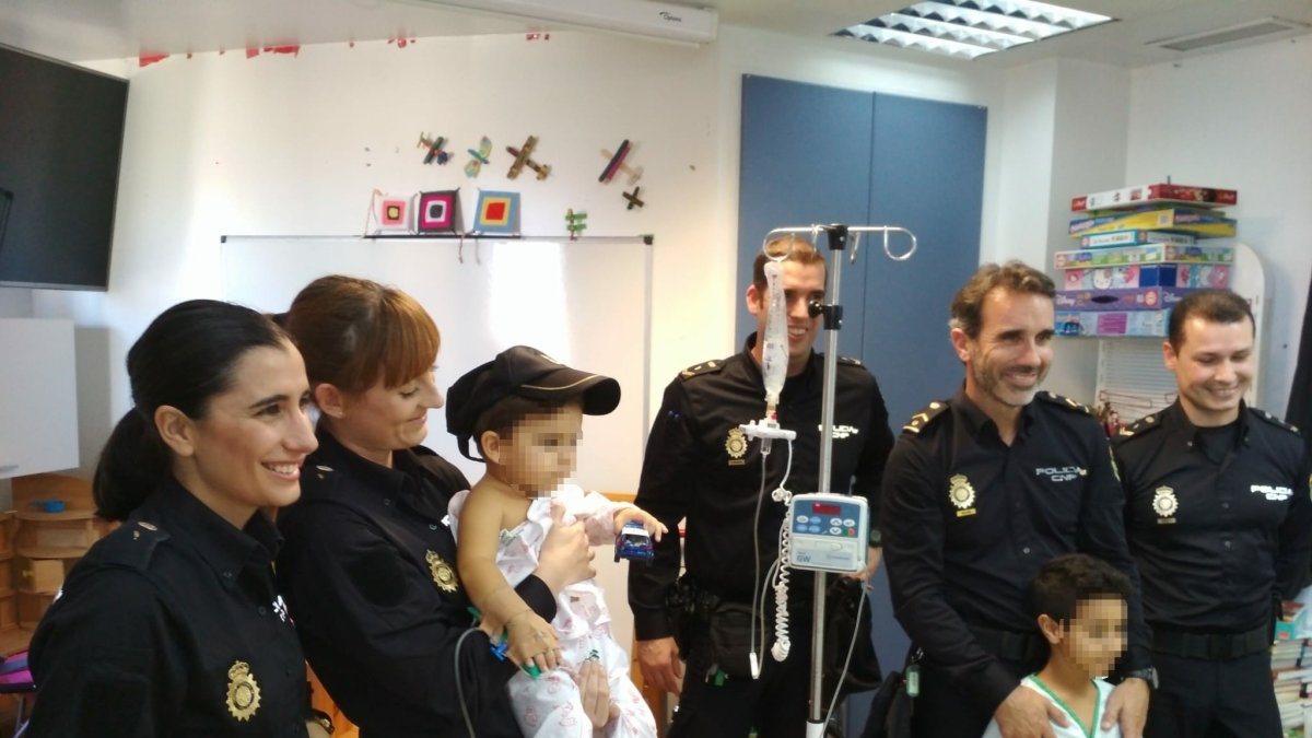 Visita de la Policía Nacional a Torrecárdenas