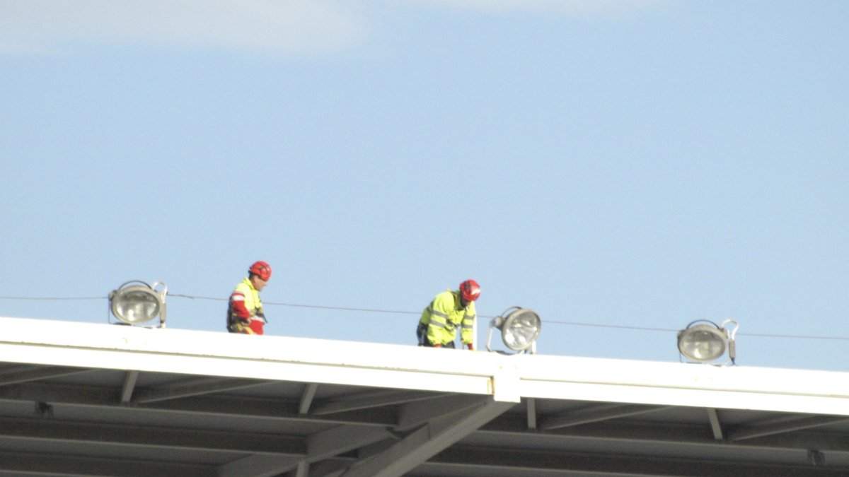 Operarios trabajando en el techo del Mediterráneo.