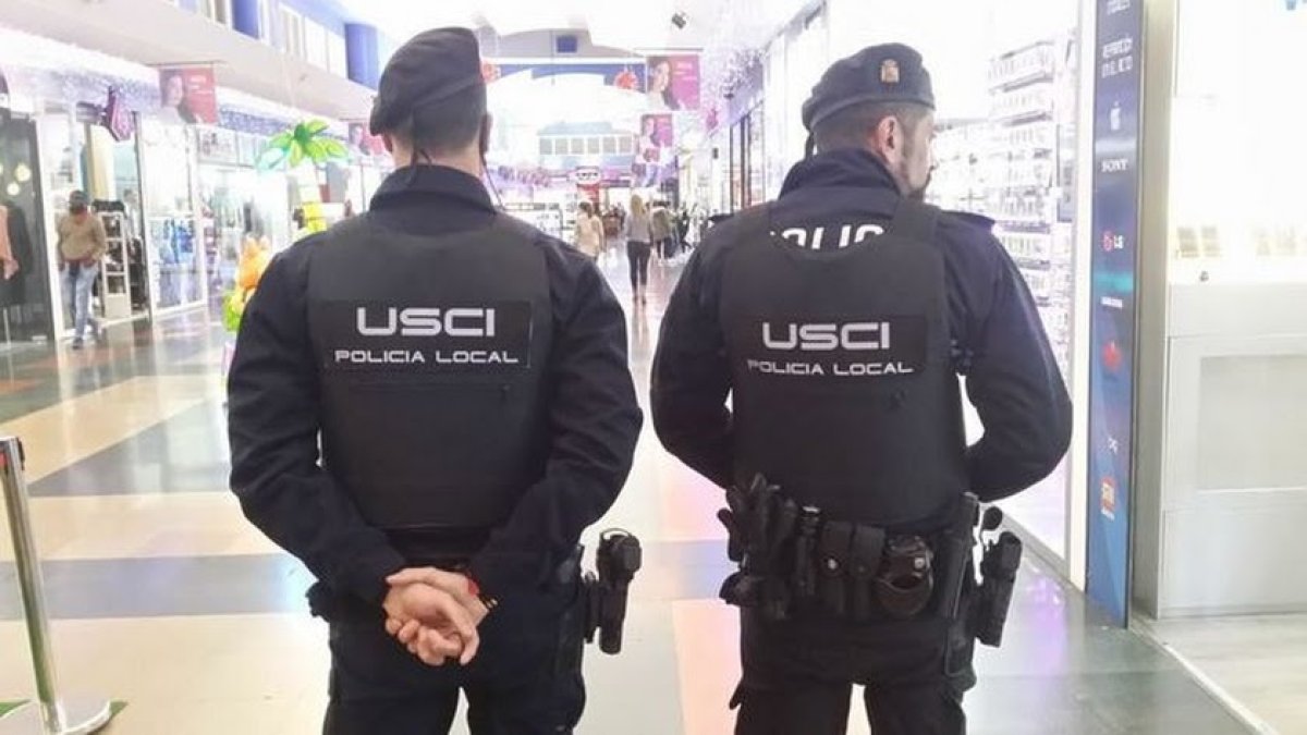 Policías locales durante la realización de un servicio.