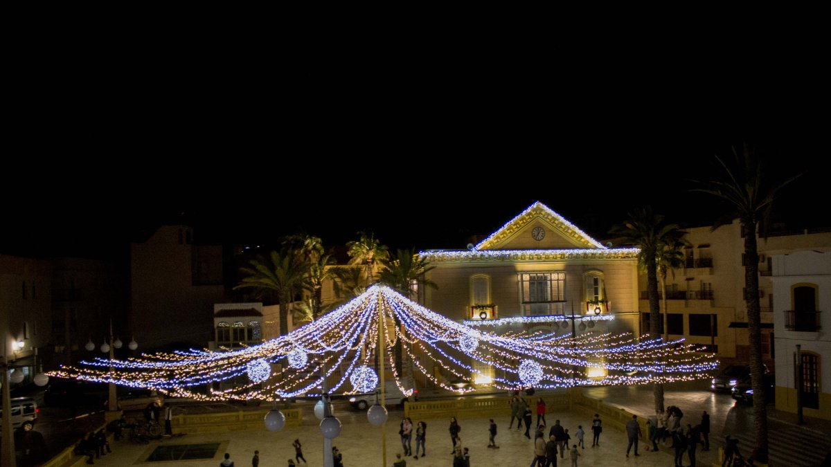 Luces de navidad en la plaza del Ayuntamiento de Carboneras