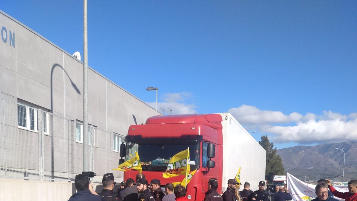 Agricultores impiden salida camiones puerto.