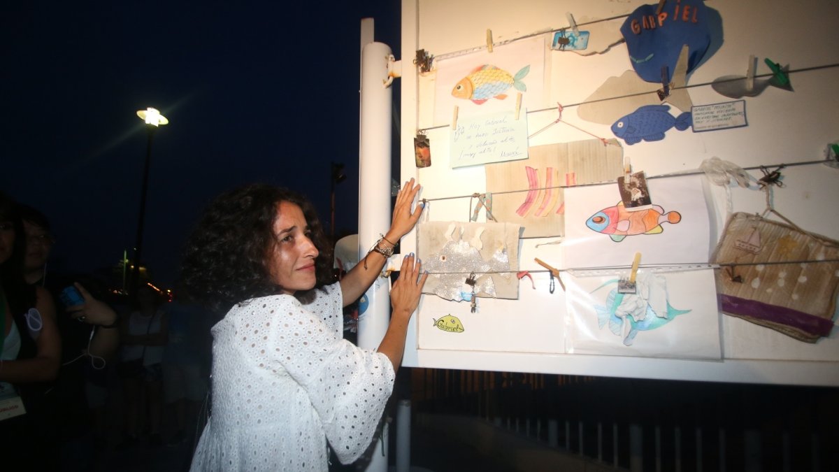Patricia Ramírez, madre de Gabriel Cruz, frente a un mural conmemorativo.