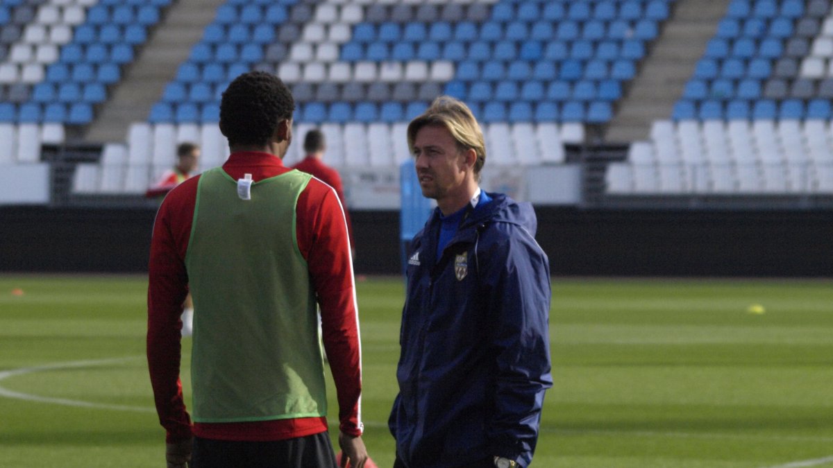 José María Gutiérrez, \'Guti\', hablando con Owona este jueves.