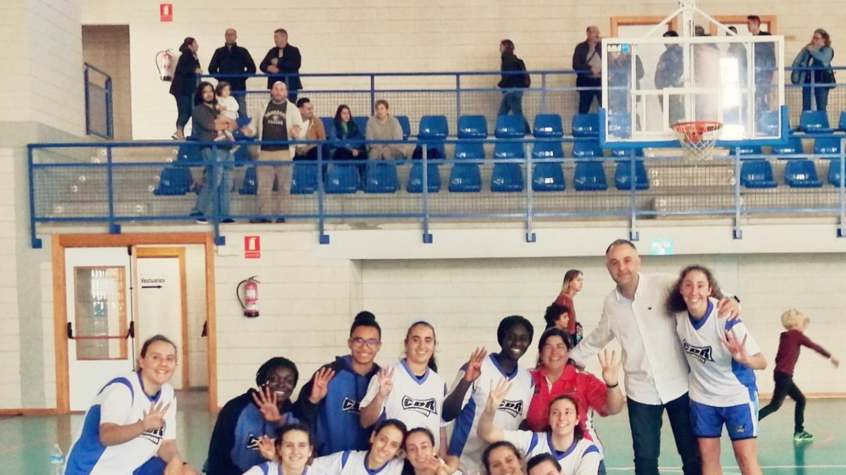 Las jugadoras del CD Roquetas celebrando el triunfo.