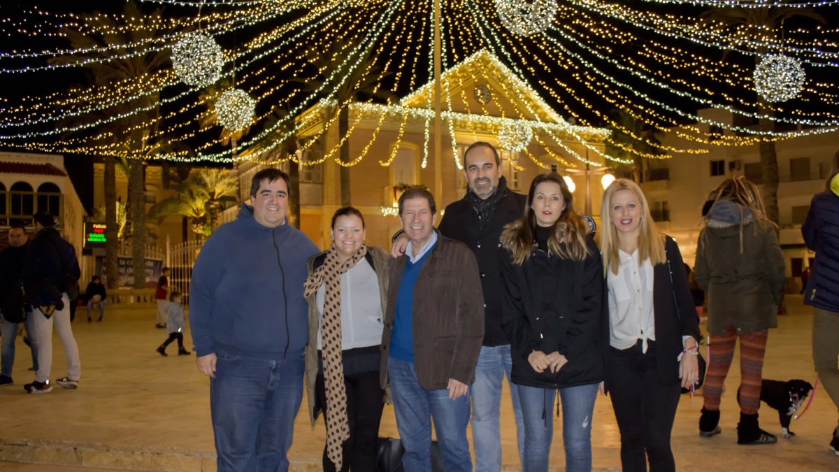 El equipo de Gobierno durante el encendido de luces.