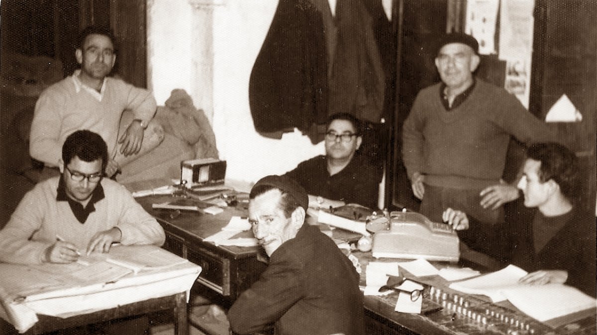 Los primeros mpleados en la oficina de la cooperativa en la alhóndiga del Mercado Central.