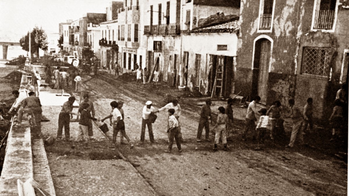 Trabajos colectivos en Albox para adecentar las calles tras la riada.
