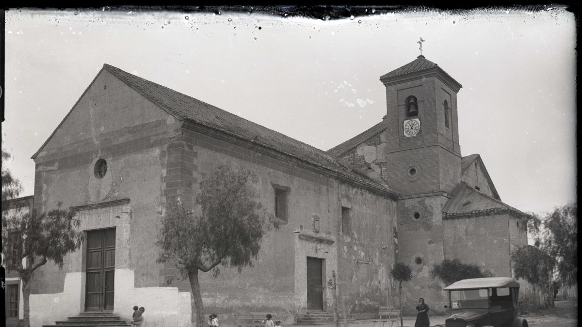 La iglesia de Roquetas donde se iba a celebrar la misa de difuntos del niño (Foto: Col. Domingo Fernández Mateos)
