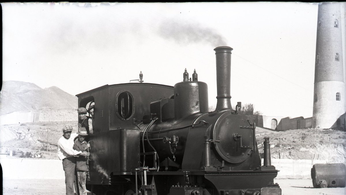 Locomotora en el Puerto de Adra junto a la Torre de los Perdigones.