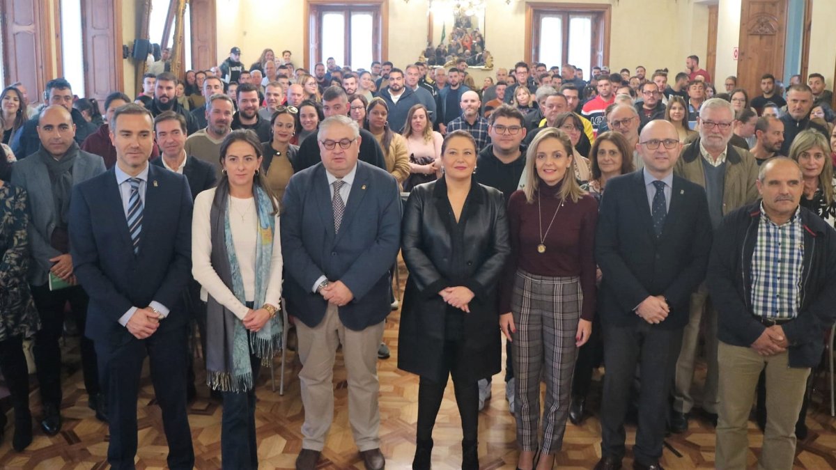 Crespo y su equipo en la Consejería con los jóvenes agricultores