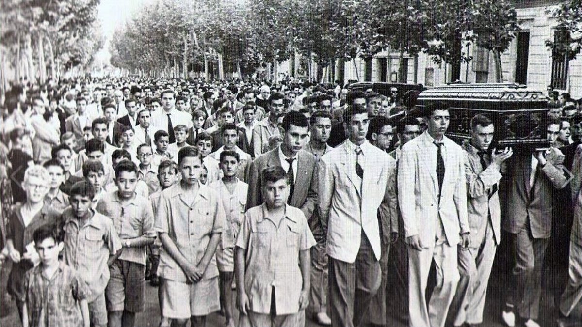 Entierro de Celia Viñas en junio de 1954, recorriendo el Paseo de Almería sus antiguos alumnos.