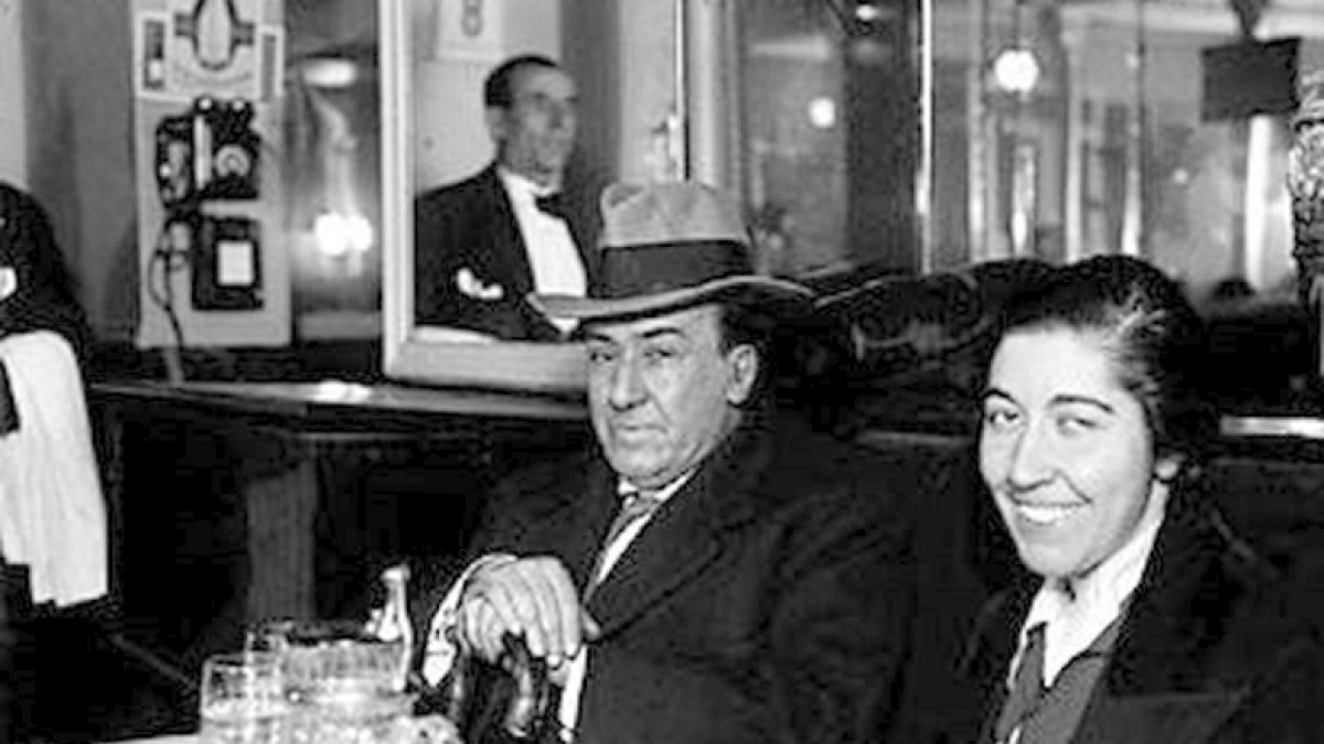 María Enciso con Antonio Machado.