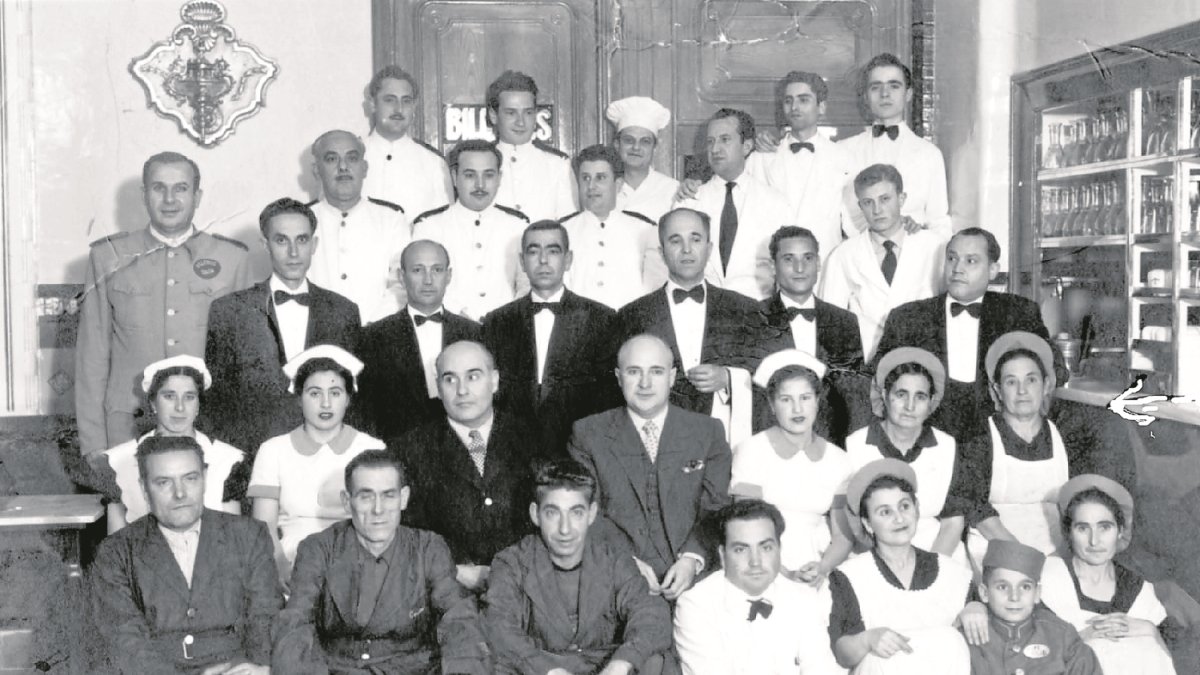 Plantilla al completo del establecimiento donde hoy está Cortefiel de hombres.