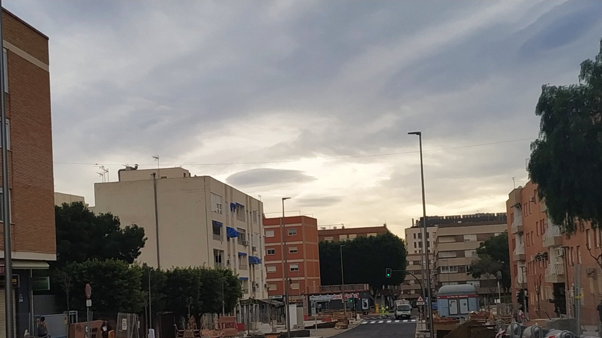 Tramo de la calle santiago ya asfaltado y pendiente de la señalización para abrir a lo largo del día de hoy al tráfico.