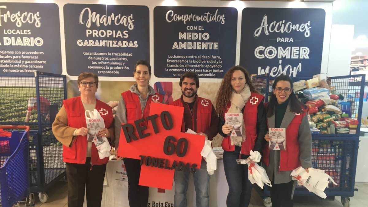 Voluntarios participando en la recogida en el Centro Comercia Carrefour de Almería.