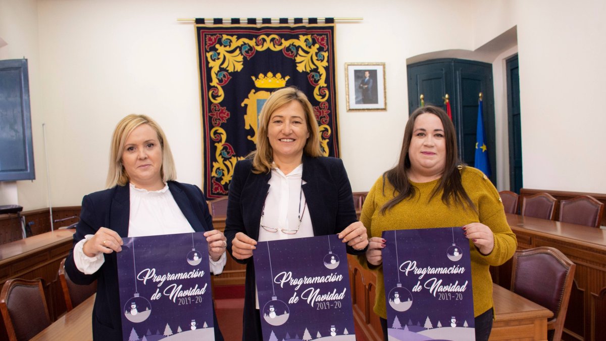 La alcadesa, Esperanza Pérez (centro) y las concejalas Yolanda Lozano (izquierda) y Ainoha Salmerón.