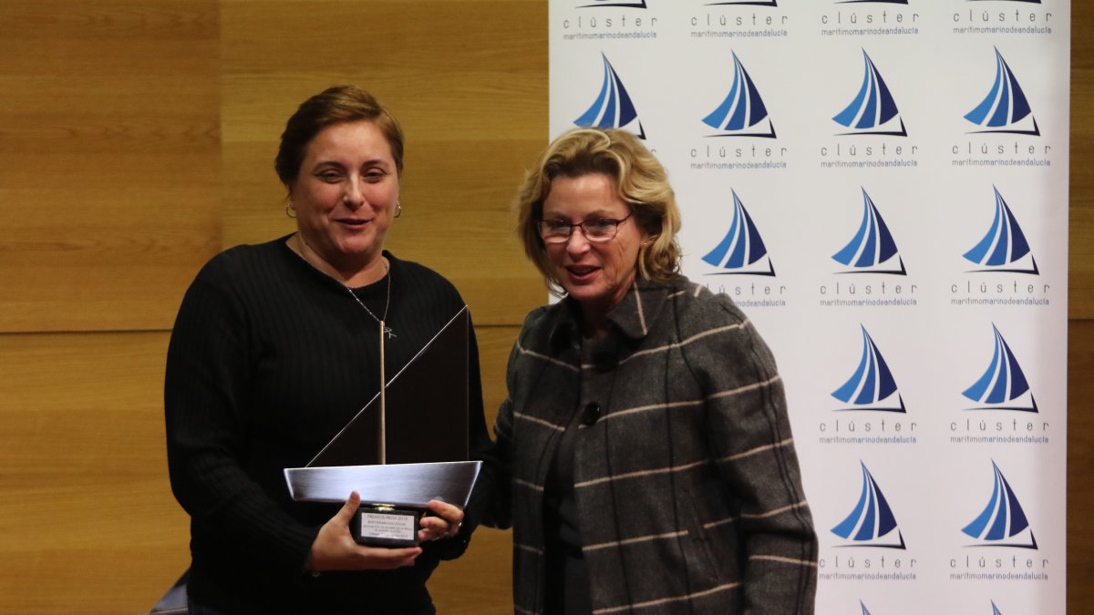 M. angeles cayuela presidenta de Galatea con el premio.