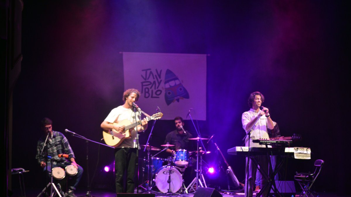 ‘Rubia’, ‘Niña’, ‘Paraíso’ y muchos más temas desbordaron de alegría las tablas del Teatro Apolo.