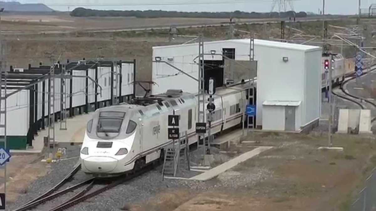 Un tren Alvia pasa por un cambiador de ancho de vía similar al que se está construyendo cerca de Granada.