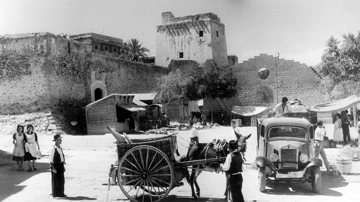 Escena cotidiana en la plaza de la Libertad en los años 50, con el castillo al fondo (Foto de Jean Dieuzaide/Col. Enrique F. Bolea).