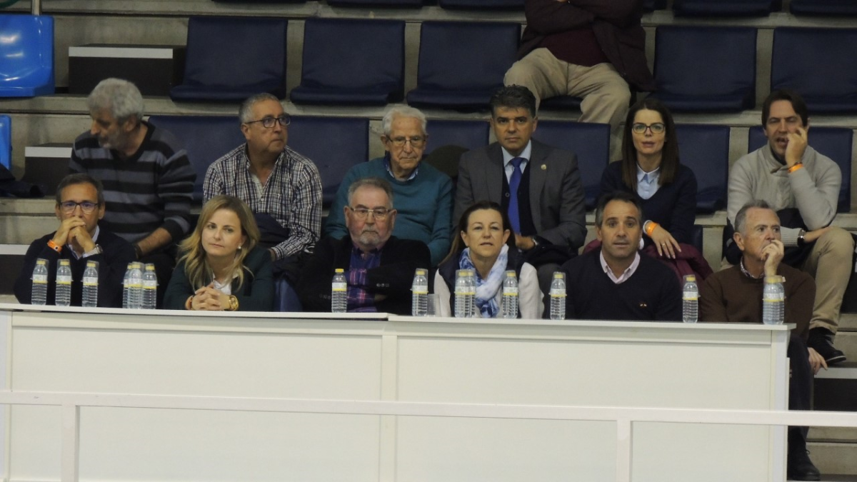 El presidente del Unicaja Costa de Almería en el palco del Moisés Ruiz.