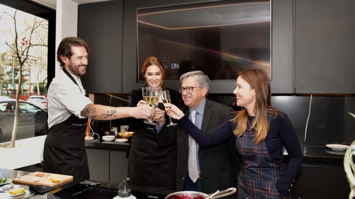 Cosentino celebra su habitual cóctel navideño con periodistas y medios de comunicación.