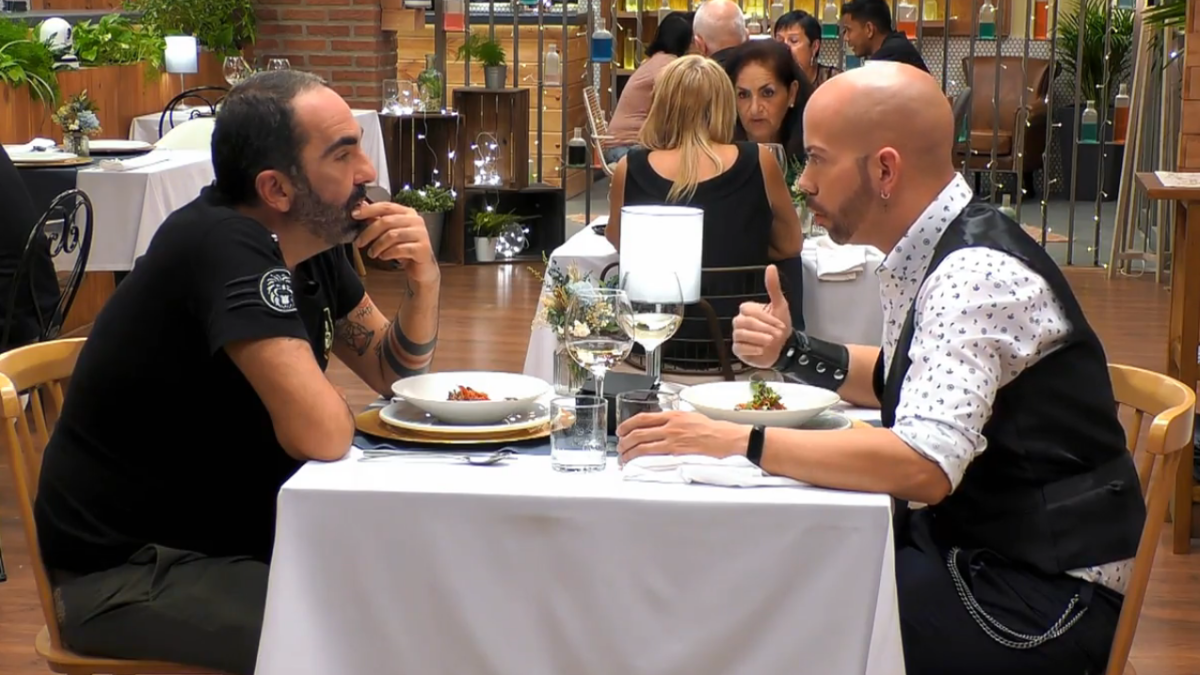 Néstor Jiménez, a la derecha, durante su paso por el programa de citas.